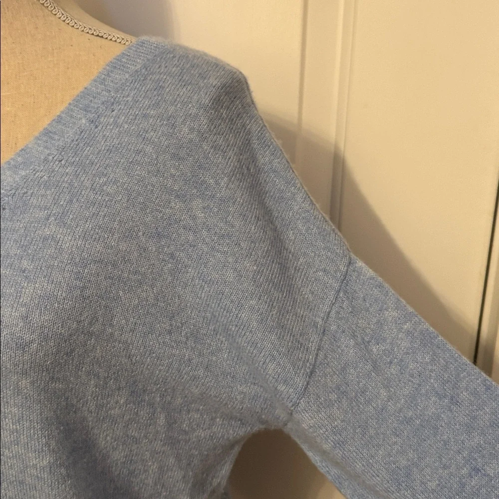 J. McLAUGHLIN SWEATER V-NECK & BACK LIGHT BLUE CASHMERE LONG SLEEVE SIZE S